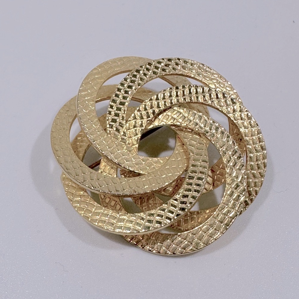 Vintage Gold Tone Textured Swirl Brooch Pin Grandma Granny Country Club